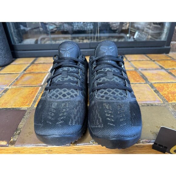 Mens 8 Nike Kobe Mentality Triple Black Athletic Basketball Sneakers 704942-002 - Picture 3 of 9